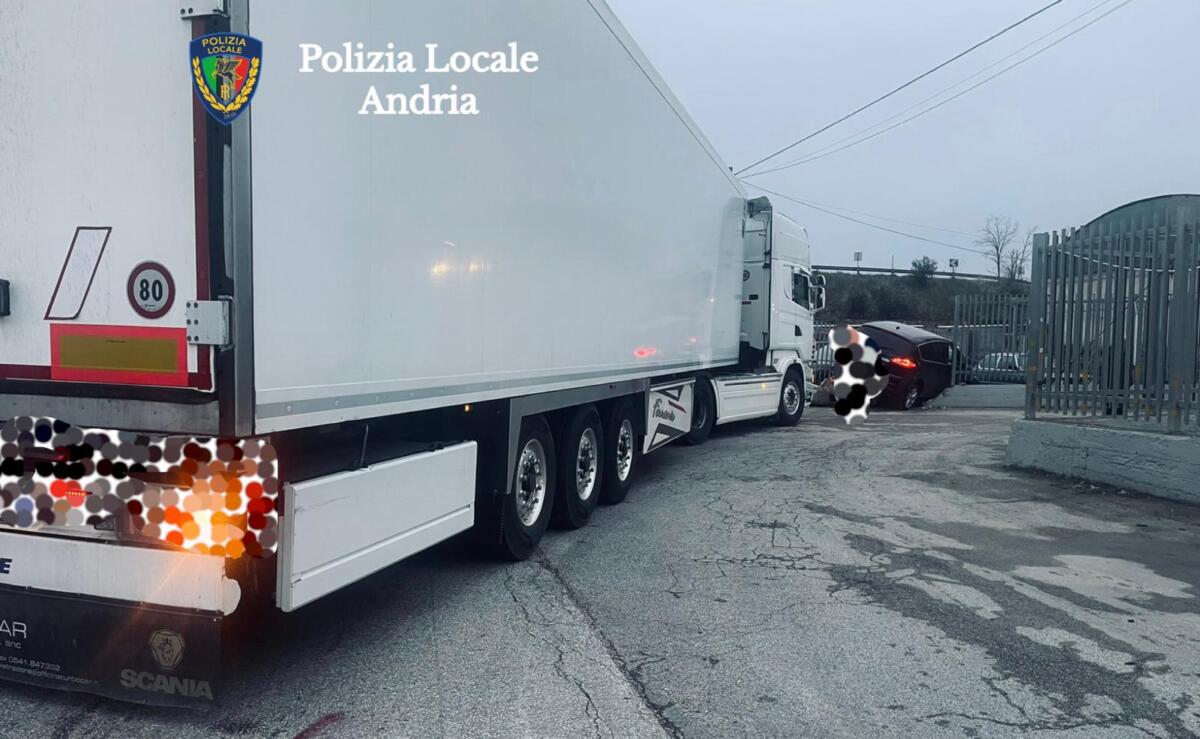 Andria, auto contro un tir sulla strada provinciale 2: un 32enne in ospedale in codice rosso – FOTO