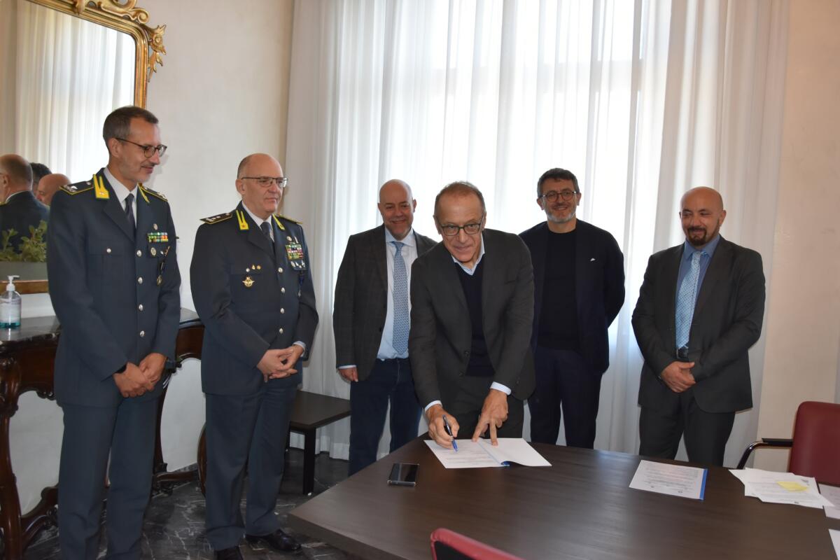 Galleria foto 'Reati economici, stretta in Puglia: accordo tra Guardia di finanza e le Procure del distretto di Bari' - foto 1
