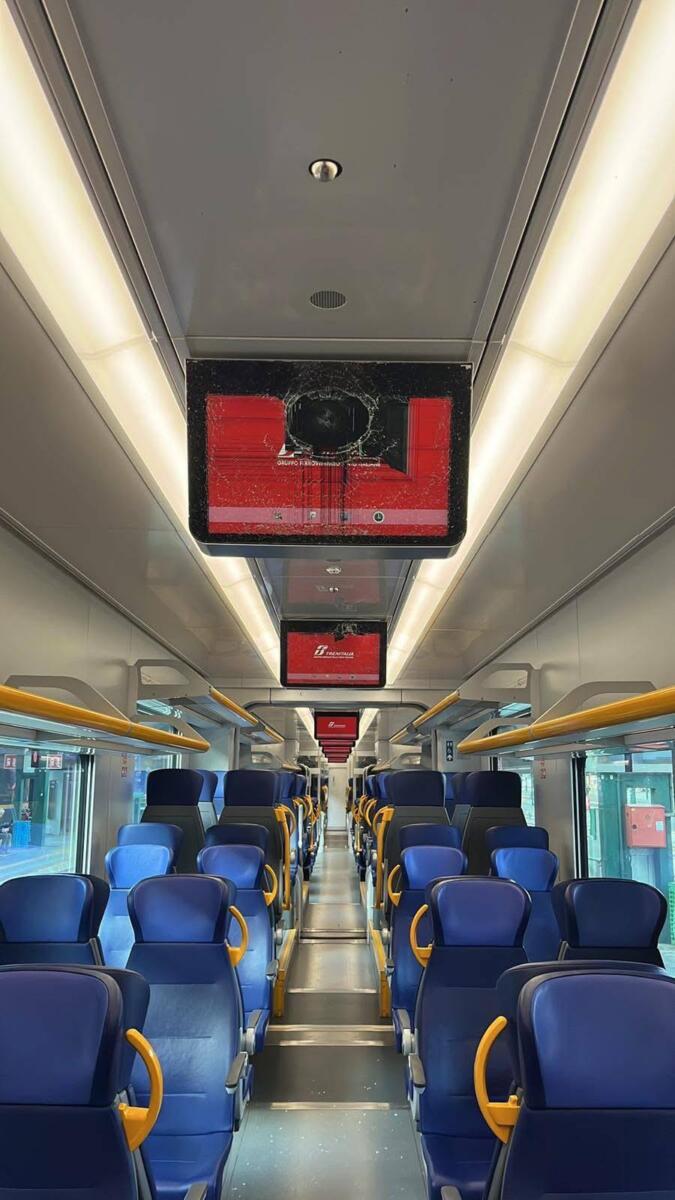 Paura sulla linea Lecce-Bari, uomo armato minaccia passeggeri e capotreno: arrestato Paura sulla linea Lecce-Bari, uomo armato minaccia passeggeri e capotreno: arrestato