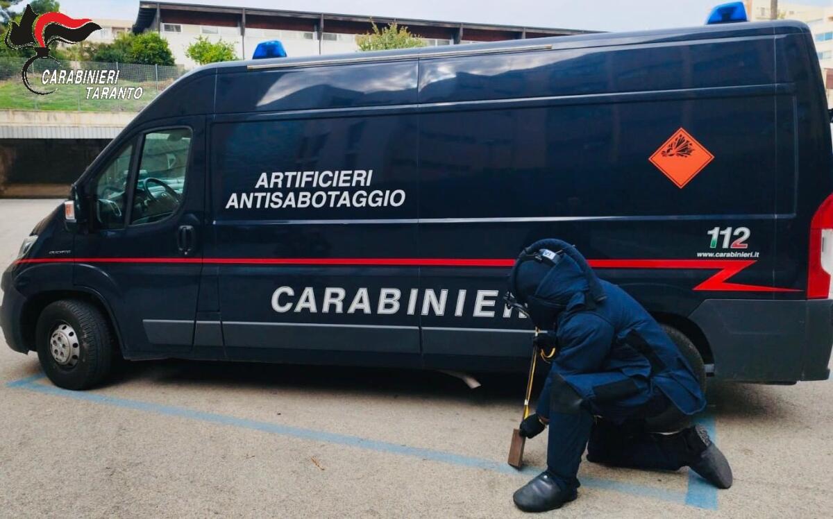 Galleria foto 'Statte, trovato un ordigno artigianale in campagna: un uomo segnala ai carabinieri. Intervengono gli artificieri' - foto 1