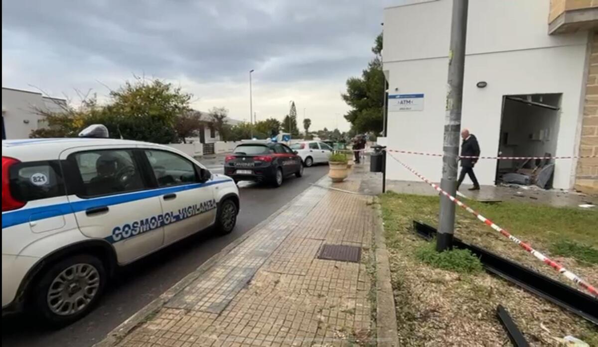 Boato nella notte a Mancaversa: malviventi fanno esplodere il bancomat con la tecnica della marmotta Boato nella notte a Mancaversa: malviventi fanno esplodere il bancomat con la tecnica della marmotta