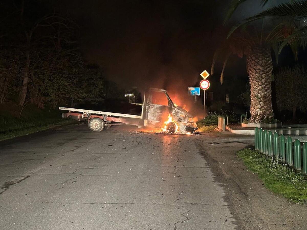 Far west a San Ferdinando di Puglia, assalto all’ufficio postale con una ruspa: banditi in fuga – FOTO