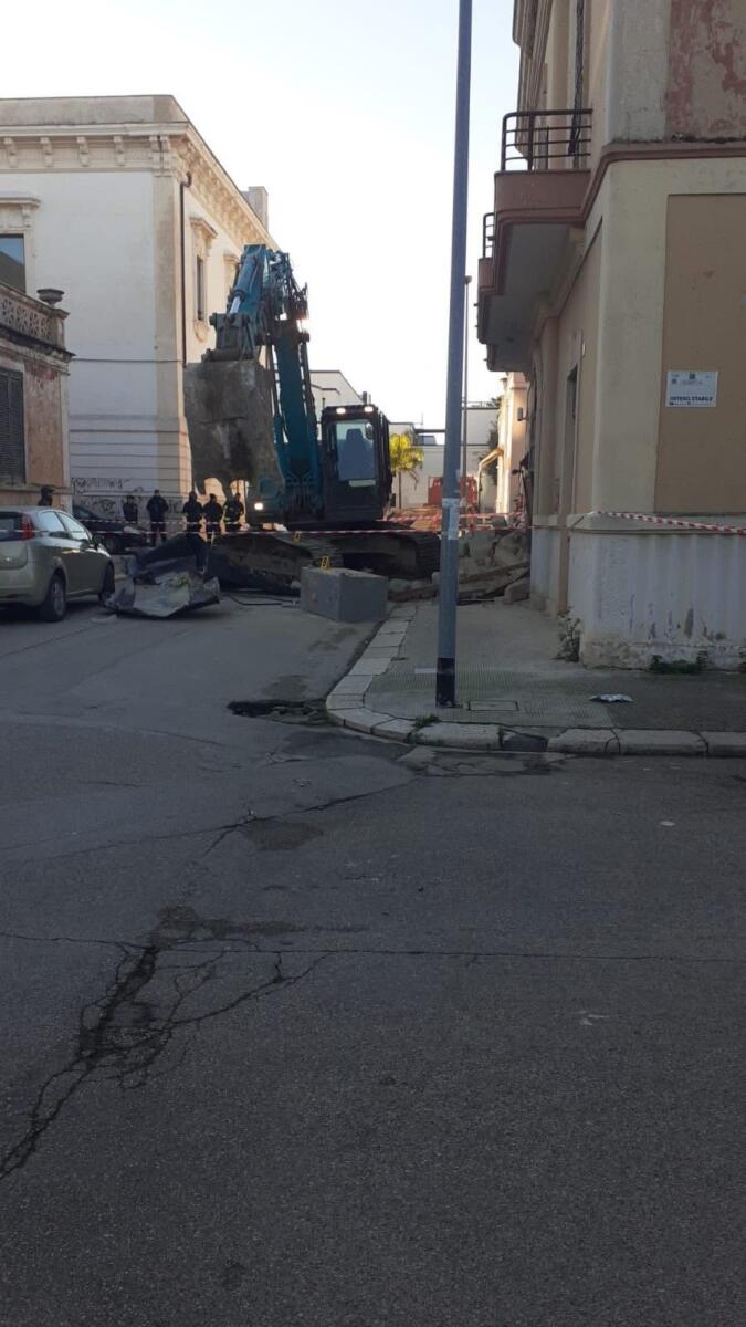 Far west a San Ferdinando di Puglia, assalto all’ufficio postale con una ruspa: banditi in fuga – FOTO