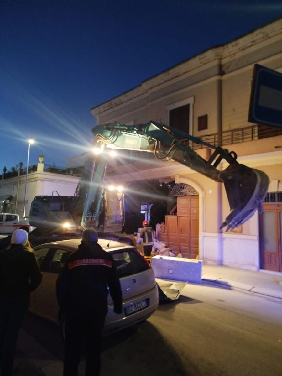 Far west a San Ferdinando di Puglia, assalto all’ufficio postale con una ruspa: banditi in fuga – FOTO