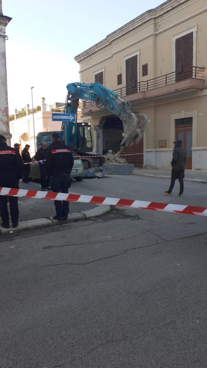 Far west a San Ferdinando di Puglia, assalto all’ufficio postale con una ruspa: banditi in fuga – FOTO