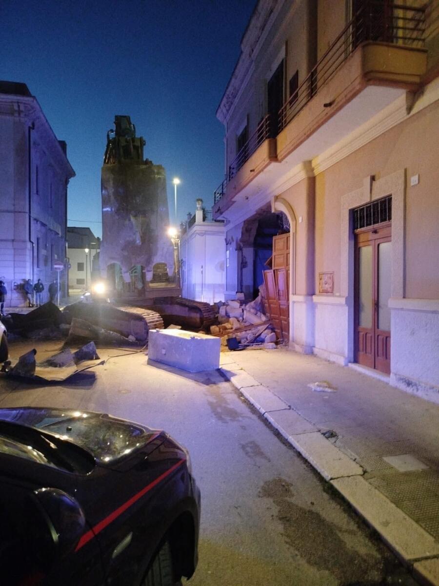 Far west a San Ferdinando di Puglia, assalto all’ufficio postale con una ruspa: banditi in fuga – FOTO