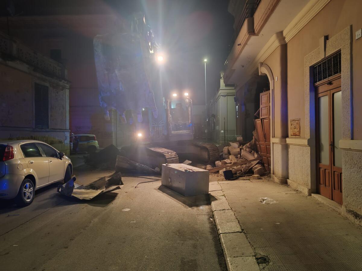 Far west a San Ferdinando di Puglia, assalto all’ufficio postale con una ruspa: banditi in fuga – FOTO