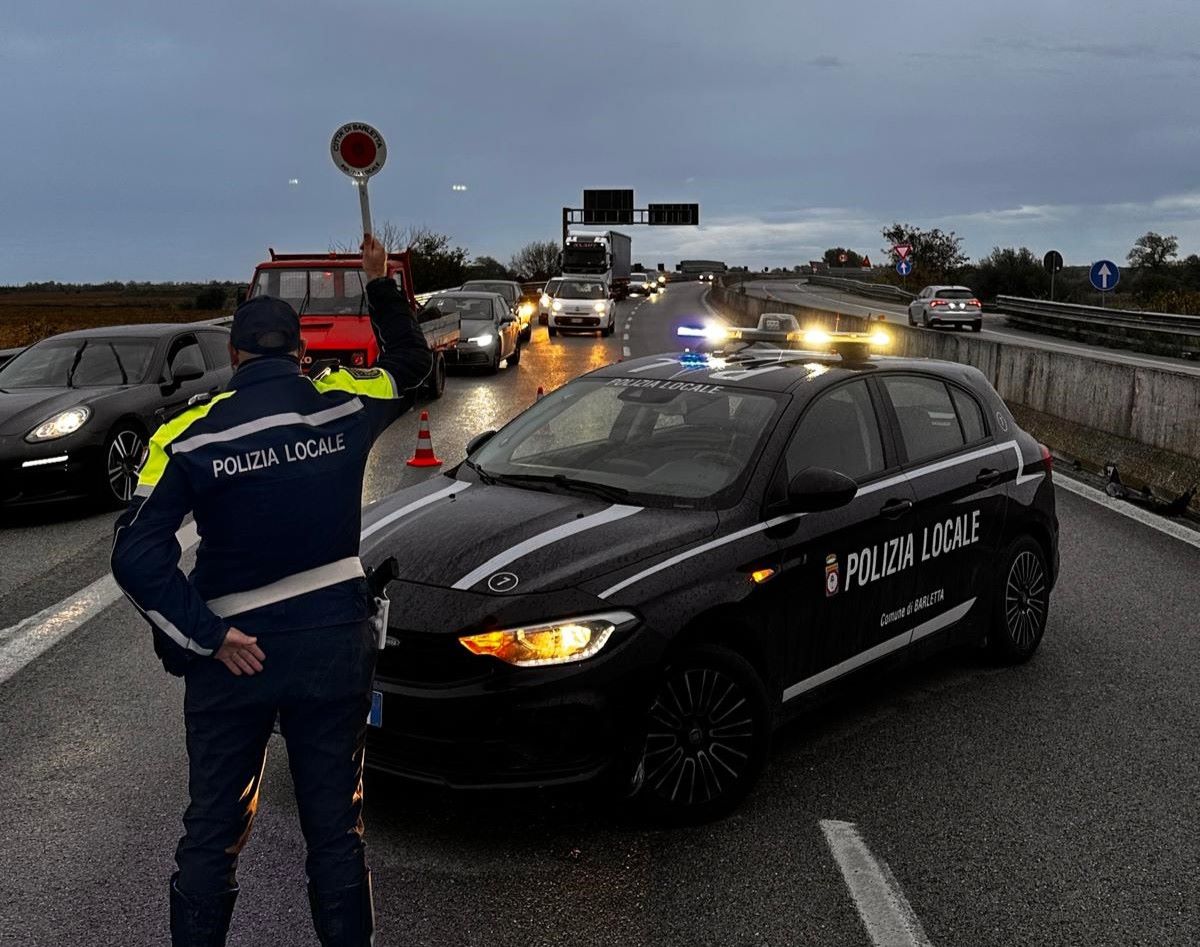 Assalto a portavalori nel nord Barese, rapinatori in fuga col bottino: nessun ferito Assalto a portavalori nel nord Barese, rapinatori in fuga col bottino: nessun ferito