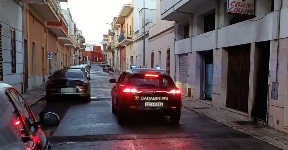 Notte di paura a Monteroni di Lecce, colpi di pistola contro un portone: indagano i carabinieri Notte di paura a Monteroni di Lecce, colpi di pistola contro un portone: indagano i carabinieri