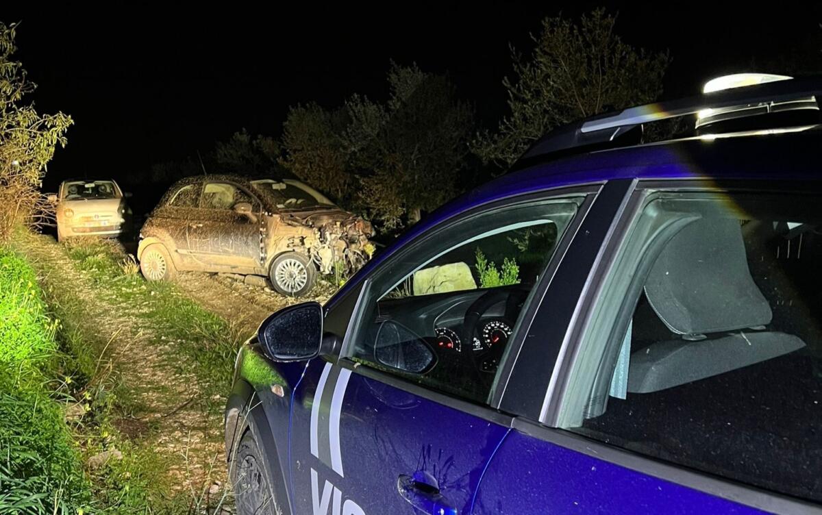 Due auto rubate sono state trovate nelle campagne di Andria: una era già parzialmente cannibalizzata – FOTO Due auto rubate sono state trovate nelle campagne di Andria: una era già parzialmente cannibalizzata – FOTO