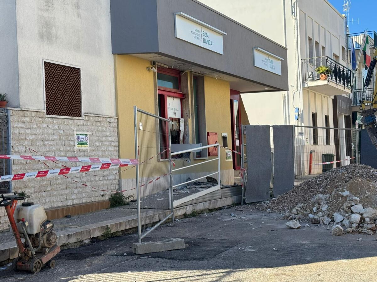 Due forti esplosioni a Cellamare, assaltato il bancomat: «Sembrava stessero per venire giù i vetri» – FOTO Due forti esplosioni a Cellamare, assaltato il bancomat: «Sembrava stessero per venire giù i vetri» – FOTO