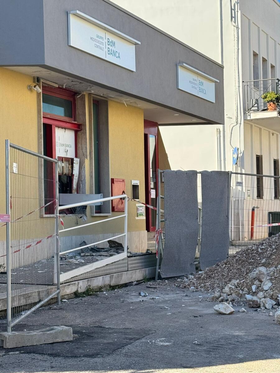 Due forti esplosioni a Cellamare, assaltato il bancomat: «Sembrava stessero per venire giù i vetri» – FOTO Due forti esplosioni a Cellamare, assaltato il bancomat: «Sembrava stessero per venire giù i vetri» – FOTO
