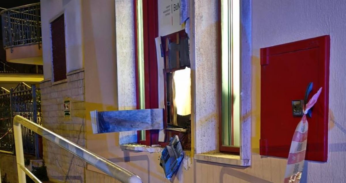 Due forti esplosioni a Cellamare, assaltato il bancomat: «Sembrava stessero per venire giù i vetri» – FOTO Due forti esplosioni a Cellamare, assaltato il bancomat: «Sembrava stessero per venire giù i vetri» – FOTO