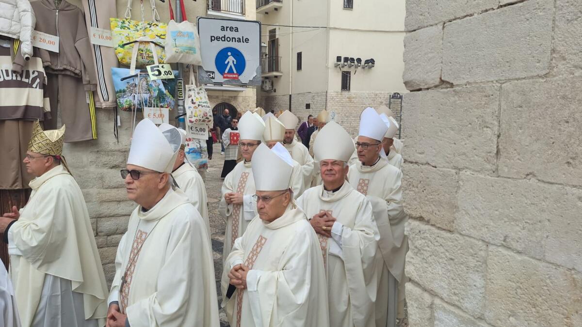 Beatificato a Bari monsignor De Palma, Semeraro: «Un eroe del confessionale» – FOTO Beatificato a Bari monsignor De Palma, Semeraro: «Un eroe del confessionale» – FOTO