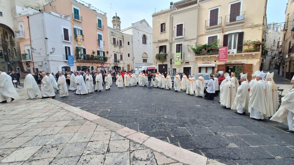 Beatificato a Bari monsignor De Palma, Semeraro: «Un eroe del confessionale» – FOTO Beatificato a Bari monsignor De Palma, Semeraro: «Un eroe del confessionale» – FOTO