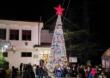 Celle San Vito, nel borgo più piccolo di Puglia i volti dei bimbi animano l’albero di Natale 