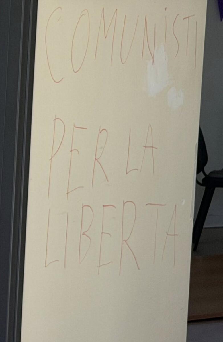 Lecce, vandali assaltano il centro per anziani: vetri in frantumi e porte rotte – VIDEO Lecce, vandali assaltano il centro per anziani: vetri in frantumi e porte rotte – VIDEO
