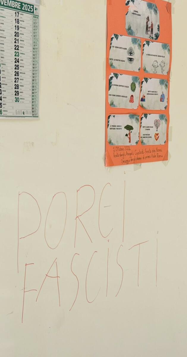 Lecce, vandali assaltano il centro per anziani: vetri in frantumi e porte rotte – VIDEO Lecce, vandali assaltano il centro per anziani: vetri in frantumi e porte rotte – VIDEO
