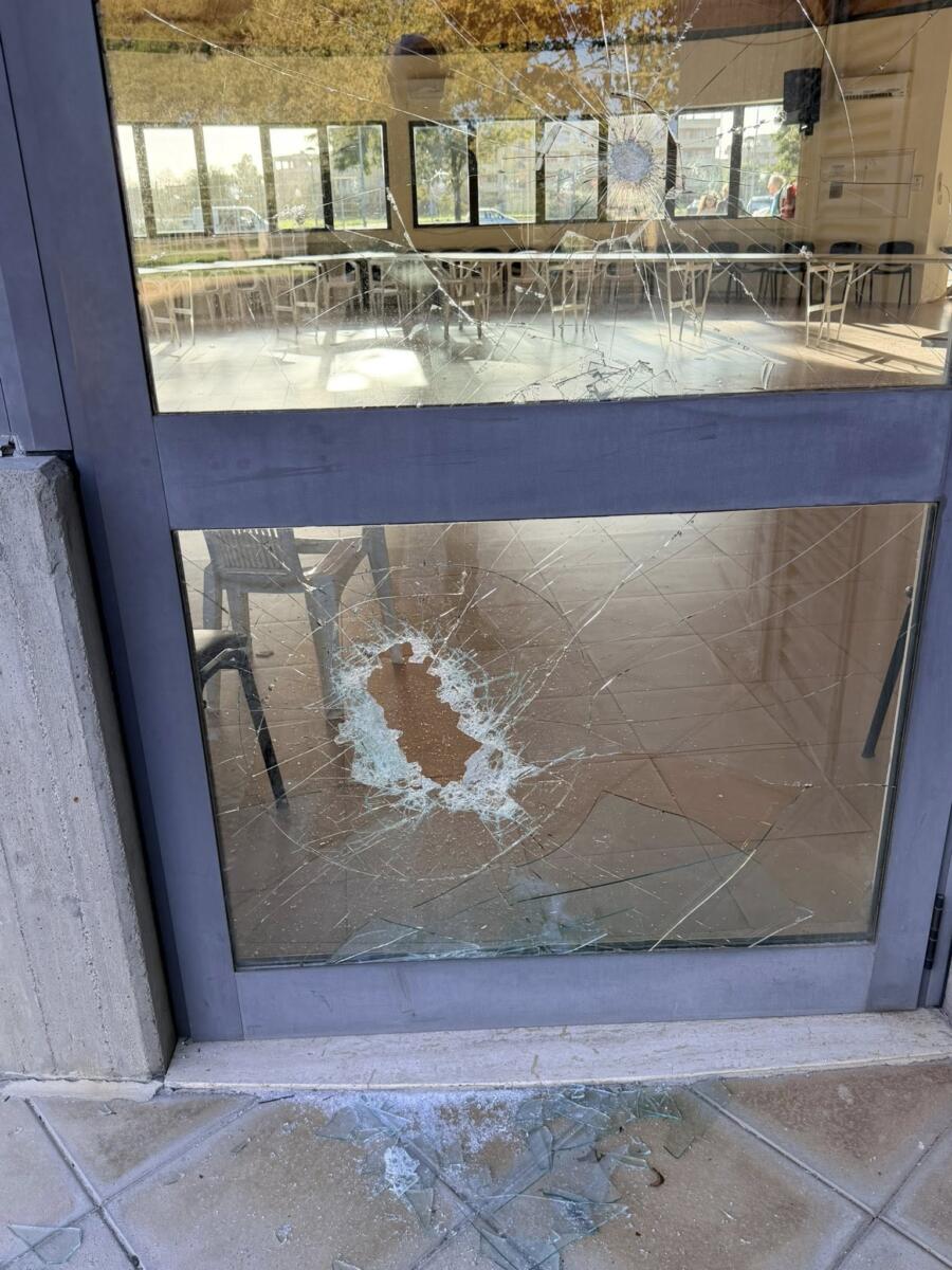 Lecce, vandali assaltano il centro per anziani: vetri in frantumi e porte rotte – VIDEO Lecce, vandali assaltano il centro per anziani: vetri in frantumi e porte rotte – VIDEO
