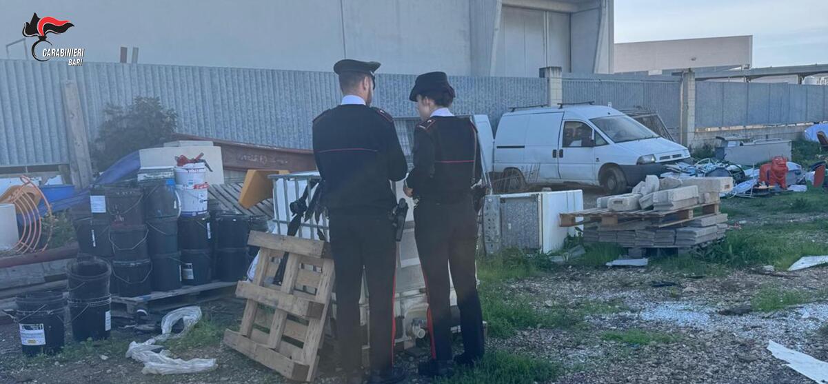 Galleria foto 'Bari, scoperta una discarica abusiva a Carbonara: i rifiuti abbandonati e incendiati. Due denunce' - foto 1