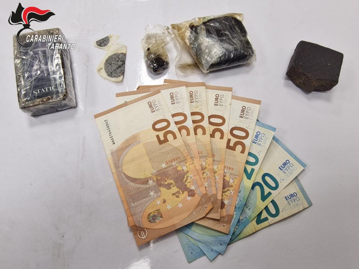 Galleria foto 'Montemesola, nella felpa nasconde oltre 200 grammi di hashish: un 25enne finisce ai domiciliari' - foto 1