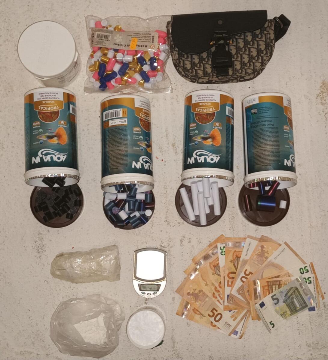 Galleria foto 'Taurisano, trovati in possesso di cocaina e 22 bombe carta: arrestati due uomini di 50 e 40 anni' - foto 1