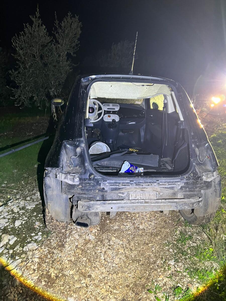 Due auto rubate sono state trovate nelle campagne di Andria: una era già parzialmente cannibalizzata – FOTO Due auto rubate sono state trovate nelle campagne di Andria: una era già parzialmente cannibalizzata – FOTO