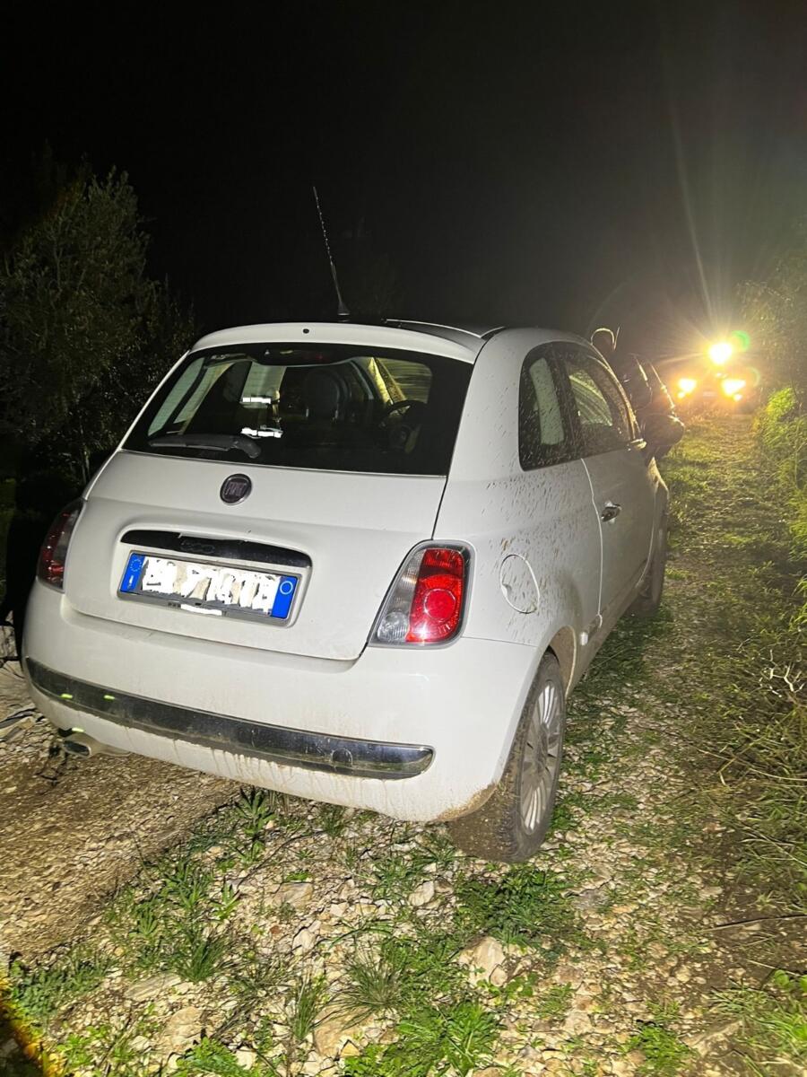 Due auto rubate sono state trovate nelle campagne di Andria: una era già parzialmente cannibalizzata – FOTO Due auto rubate sono state trovate nelle campagne di Andria: una era già parzialmente cannibalizzata – FOTO
