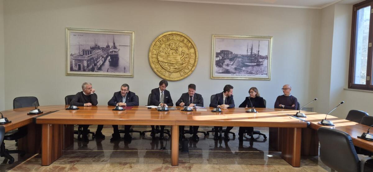 Galleria foto 'Barletta, investimento da venti milioni per spostare i serbatoi IP e per il rilancio del porto' - foto 1