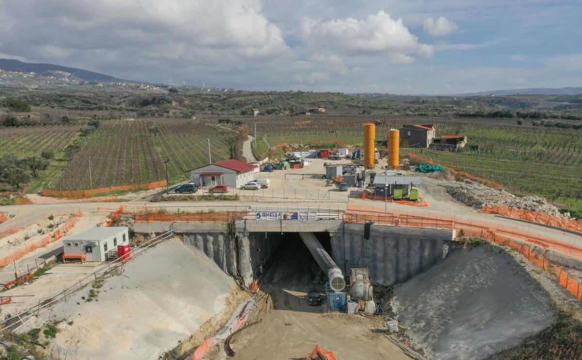 Alta velocità Bari-Napoli, abbattuto il diaframma della galleria Cantone