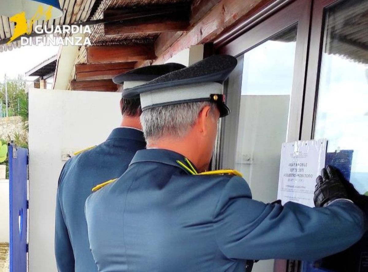 Tricase, villa di lusso con piscine e solarium realizzata in un’area protetta: scatta il sequestro Tricase, villa di lusso con piscine e solarium realizzata in un’area protetta: scatta il sequestro