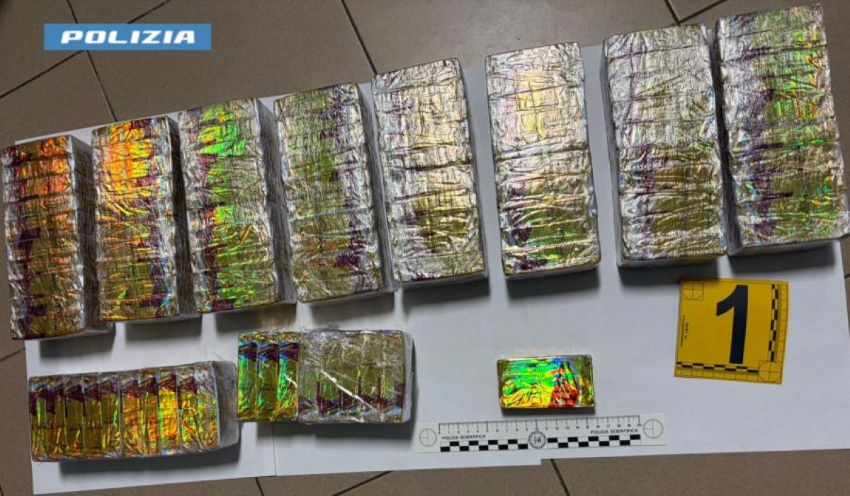 Lecce, in una Mercedes con 20 chili di hashish: arrestati due uomini di 39 e 36 anni – FOTO Lecce, in una Mercedes con 20 chili di hashish: arrestati due uomini di 39 e 36 anni – FOTO