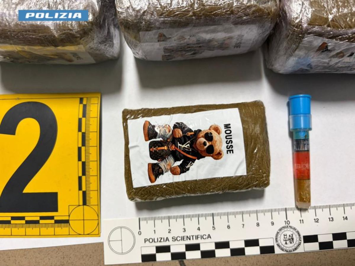 Lecce, in una Mercedes con 20 chili di hashish: arrestati due uomini di 39 e 36 anni – FOTO Lecce, in una Mercedes con 20 chili di hashish: arrestati due uomini di 39 e 36 anni – FOTO