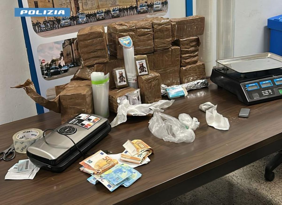 Lecce, in una Mercedes con 20 chili di hashish: arrestati due uomini di 39 e 36 anni – FOTO Lecce, in una Mercedes con 20 chili di hashish: arrestati due uomini di 39 e 36 anni – FOTO