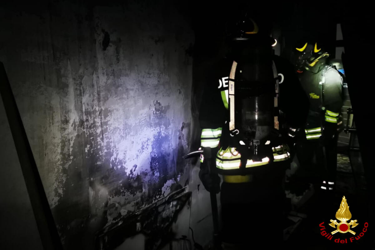 Paura nella notte a Bitonto, incendio in un appartamento: salva una famiglia – FOTO Paura nella notte a Bitonto, incendio in un appartamento: salva una famiglia – FOTO