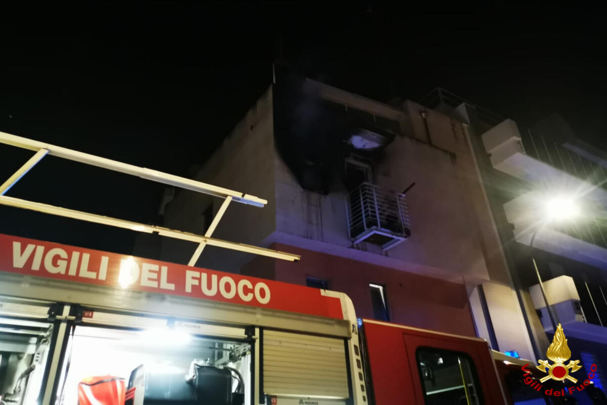 Paura nella notte a Bitonto, incendio in un appartamento: salva una famiglia – FOTO Paura nella notte a Bitonto, incendio in un appartamento: salva una famiglia – FOTO