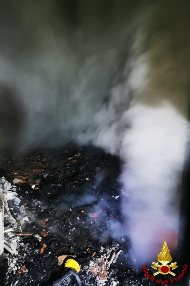 Paura nella notte a Bitonto, incendio in un appartamento: salva una famiglia – FOTO Paura nella notte a Bitonto, incendio in un appartamento: salva una famiglia – FOTO