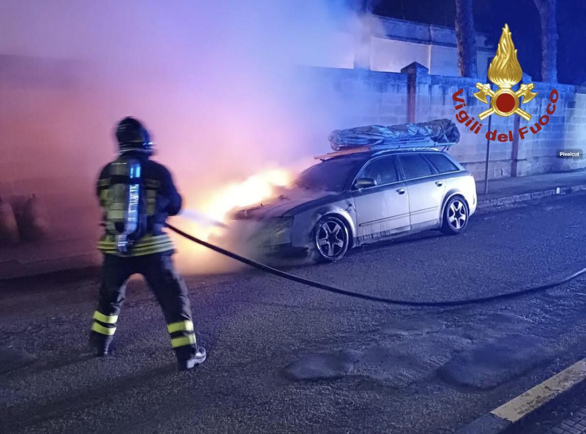 Notte di fuoco nel Salento, a Gagliano del Capo incendio in un’azienda. In fiamme anche due auto Notte di fuoco nel Salento, a Gagliano del Capo incendio in un’azienda. In fiamme anche due auto
