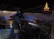 Notte di fuoco nel Salento, a Gagliano del Capo incendio in un’azienda. In fiamme anche due auto