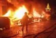Notte di fuoco a Brindisi, divampa un incendio in via Fornari: quattro auto distrutte dalle fiamme