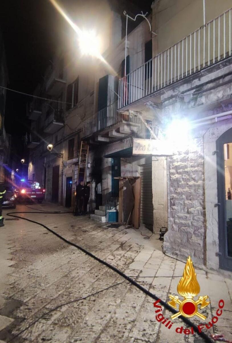 Galleria foto 'Notte di paura a Corato, fiamme in un ristorante in ristrutturazione: avrebbe dovuto aprire a dicembre' - foto 2