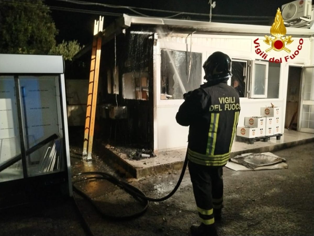Galleria foto 'Pezze di Greco, in fiamme il bar di una stazione di servizio: intervengono i vigili del fuoco' - foto 1