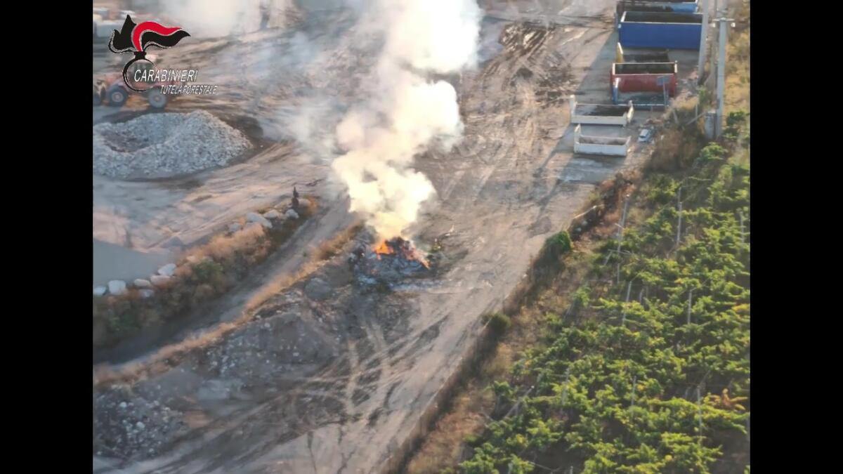 Rifiuti incendiati e lavoratori in nero, sequestrata una discarica abusiva a Bari: una denuncia – VIDEO Rifiuti incendiati e lavoratori in nero, sequestrata una discarica abusiva a Bari: una denuncia – VIDEO