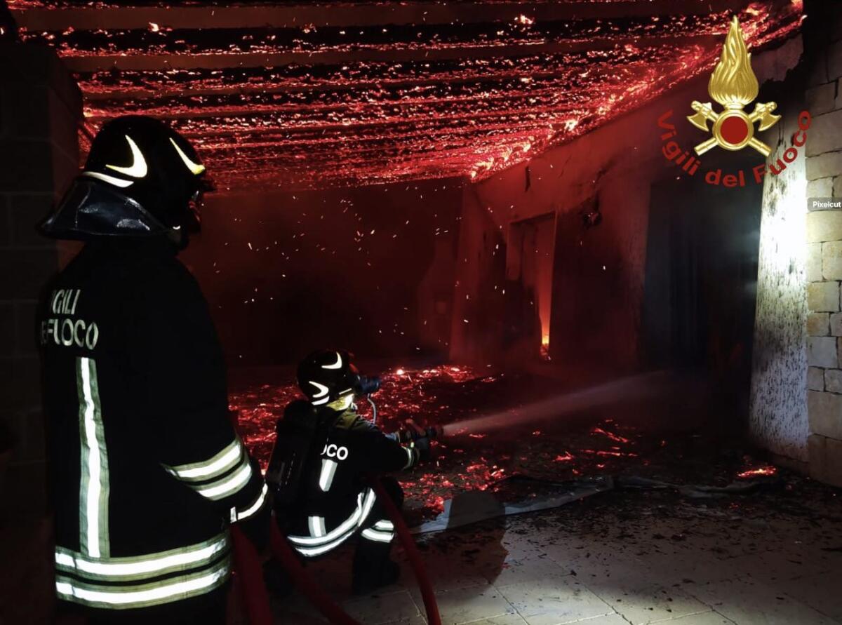 Galleria foto 'Salve, in fiamme due case vacanza del titolare di un’impresa di costruzioni: indagano i carabinieri' - foto 1