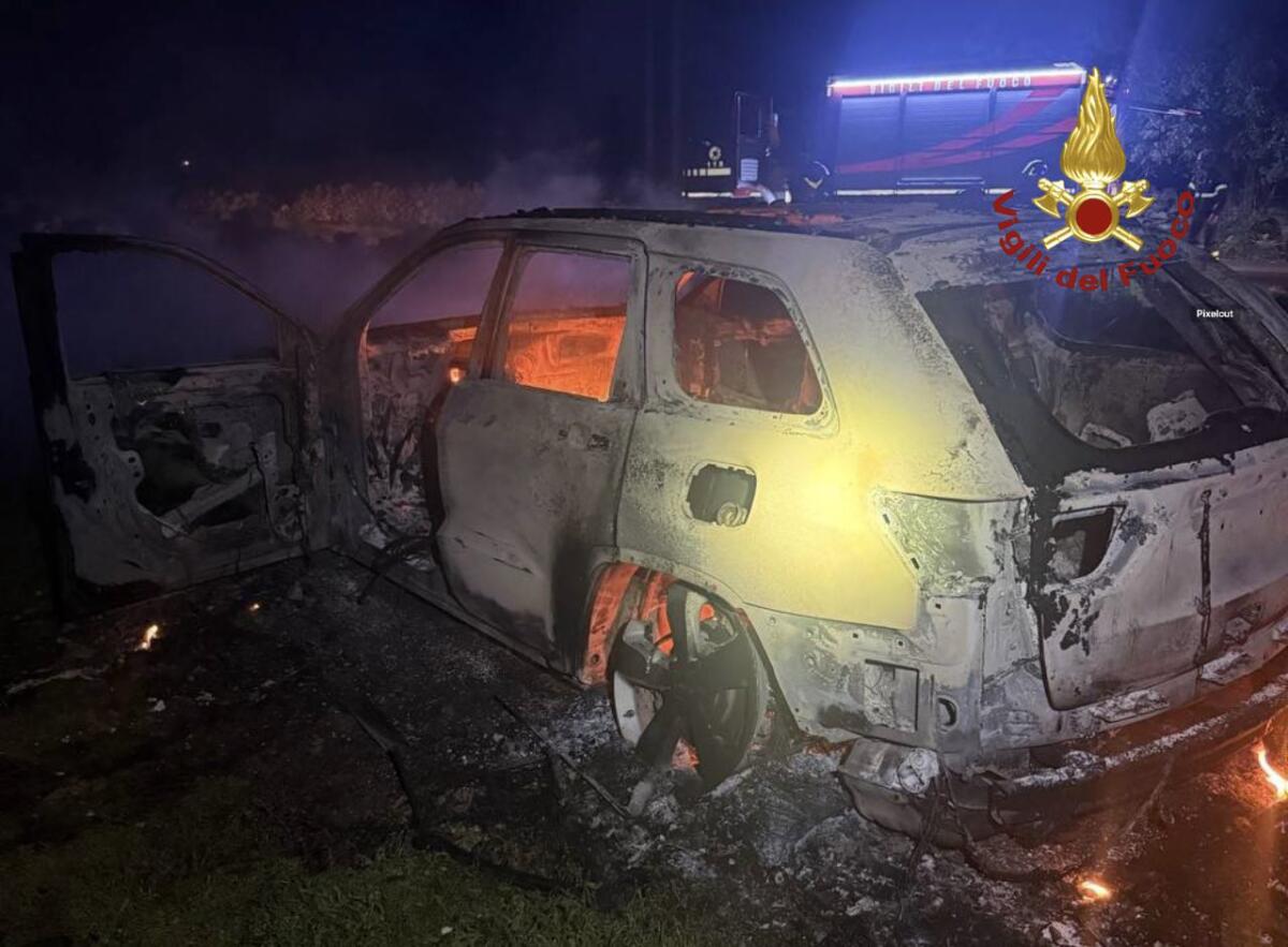 Notte di fuoco nel Salento, due auto distrutte in altrettanti incendi: indagano i carabinieri