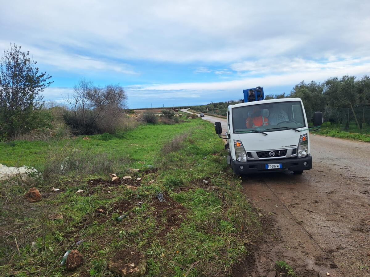 Autocarro finisce fuori strada e si ribalta sulla provinciale tra Andria e Bisceglie: 30enne in ospedale – FOTO