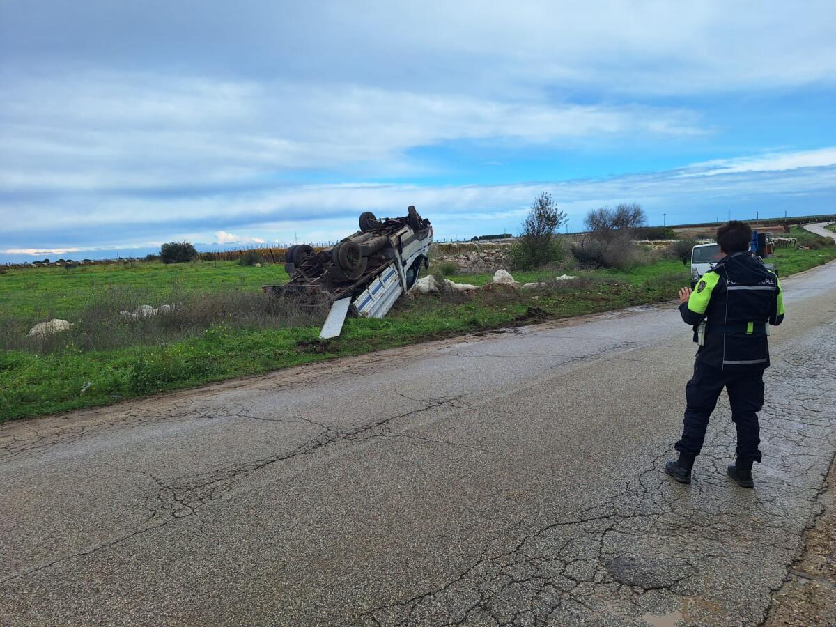Autocarro finisce fuori strada e si ribalta sulla provinciale tra Andria e Bisceglie: 30enne in ospedale – FOTO