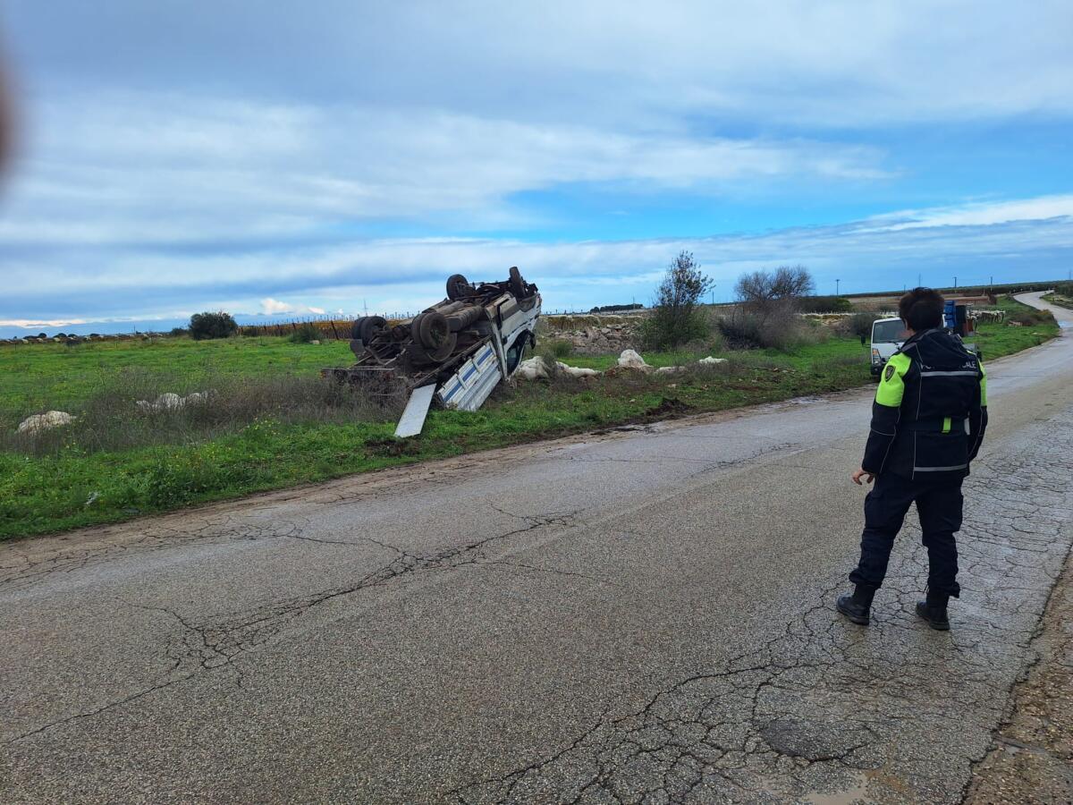Autocarro finisce fuori strada e si ribalta sulla provinciale tra Andria e Bisceglie: 30enne in ospedale – FOTO