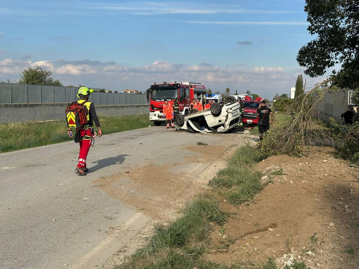 Galleria foto 'Tragico incidente sulla Foggia-Troia, perde il controllo dell’auto che si ribalta: muore 23enne' - foto 1
