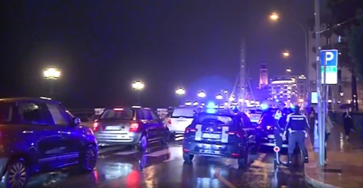Galleria foto 'Bari, pedone investito sul lungomare mentre attraversa la strada: trasportato in ospedale' - foto 1